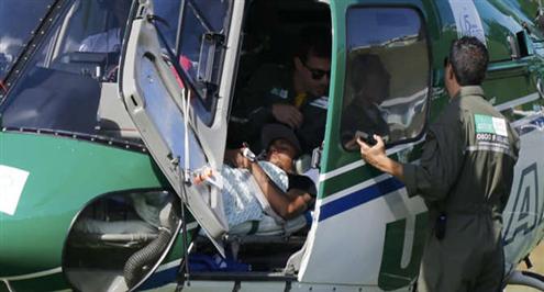 بالصور.. «نيمار» يترك معسكر البرازيل على متن مروحية لبدء علاجه